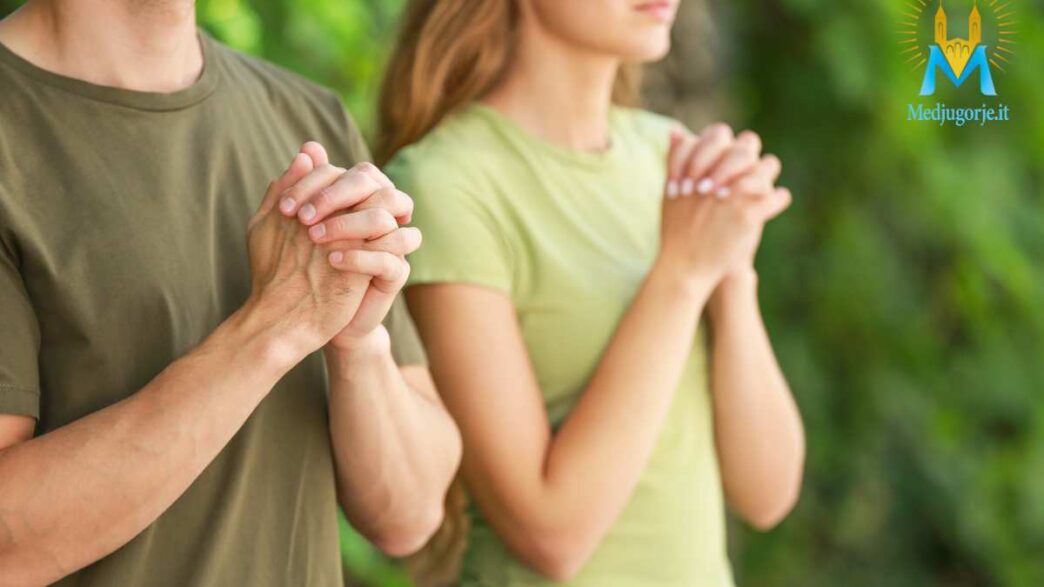 Coppia di sposi che prega