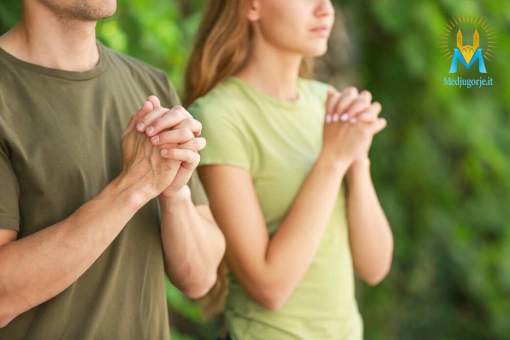 Coppia di sposi che prega