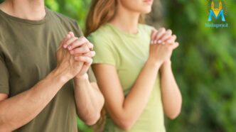 Coppia di sposi che prega