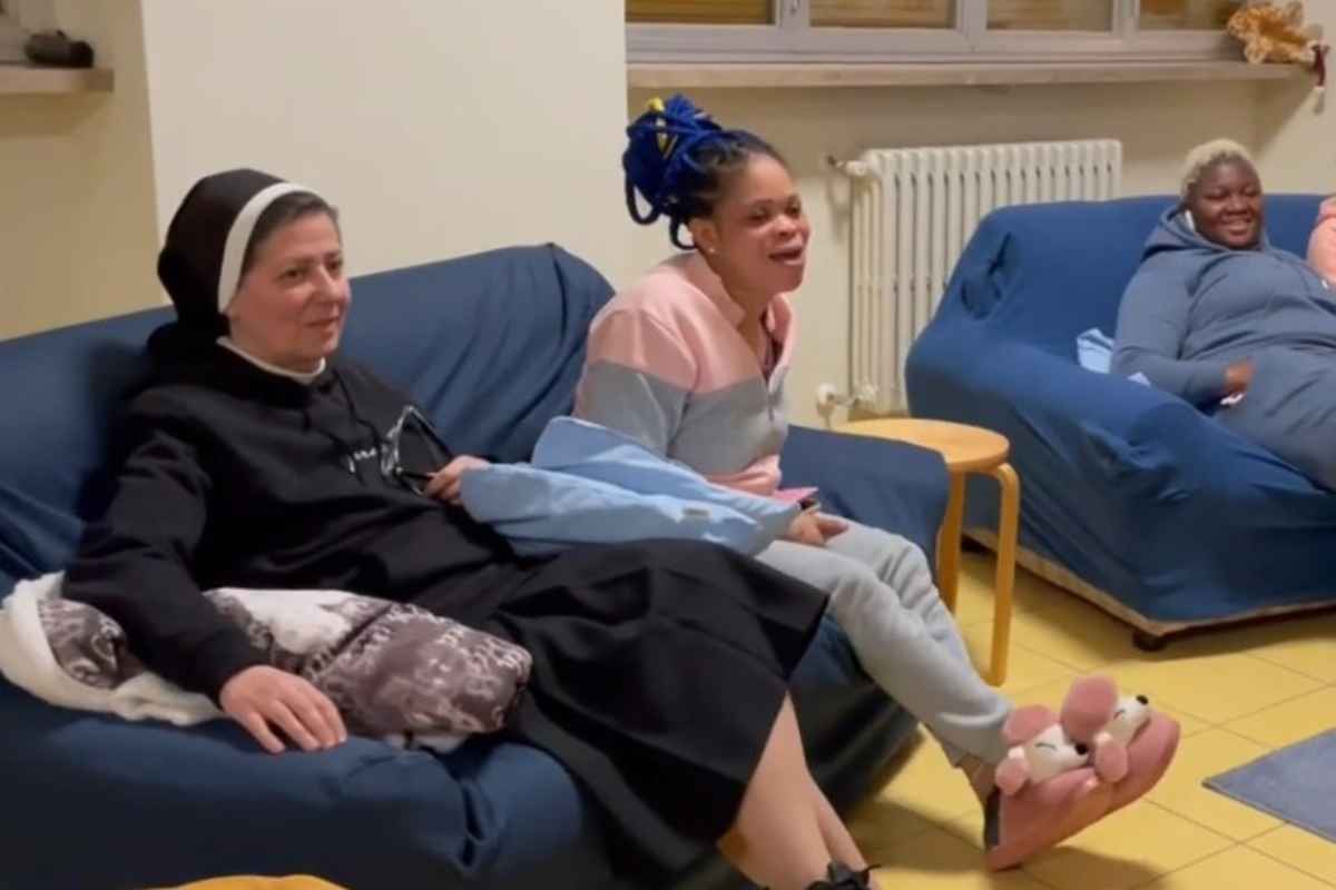 Suor Carla Venditti con le giovani donne salvate dalla strada