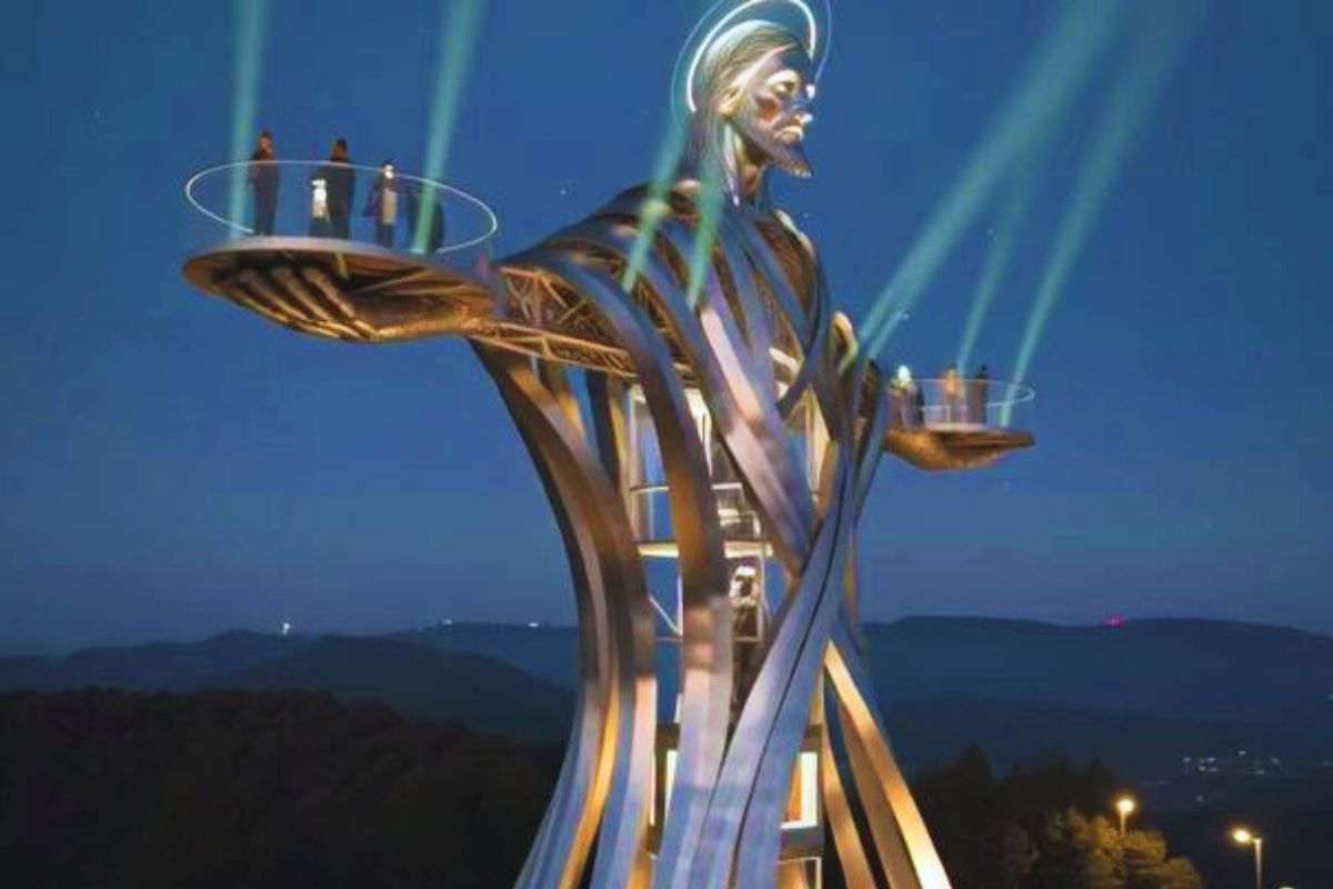 La statua di cristo nel gargano