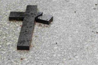 croce oltraggio polonia