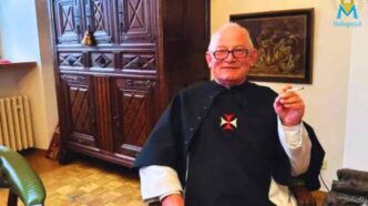 il monaco che accoglie i peccatori