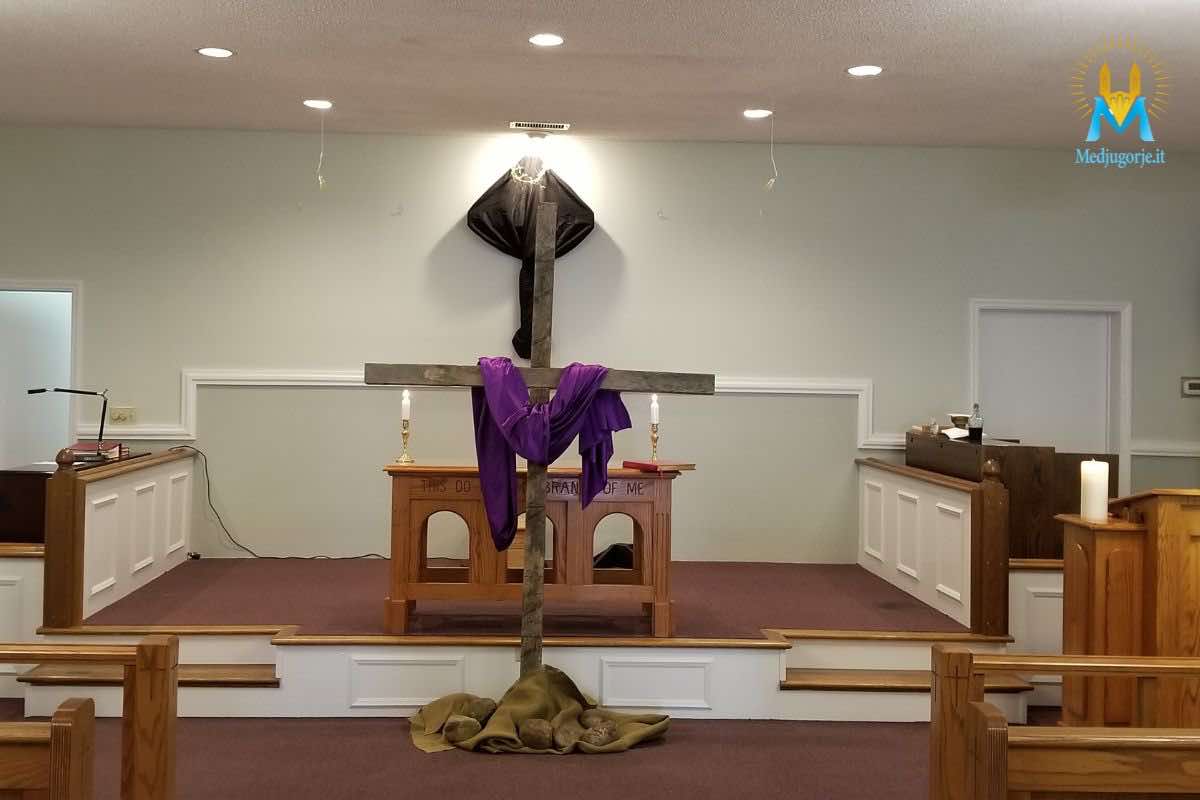 Altare senza decorazioni nel Venerdì Santo, simbolo del silenzio liturgico della Quaresima.