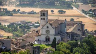 In questi luoghi consacrati, la fede si fa spazio fisico, si traduce in pietra, silenzio, luce.