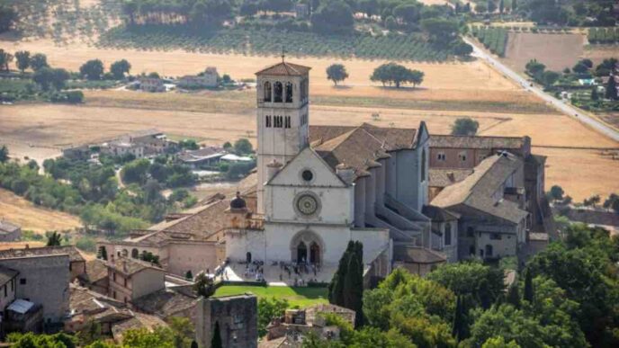 In questi luoghi consacrati, la fede si fa spazio fisico, si traduce in pietra, silenzio, luce.