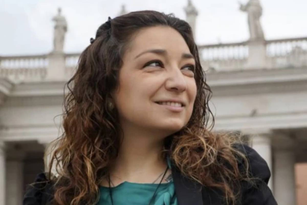 La sua esperienza con il New Age non è stata solo un viaggio fisico, ma anche spirituale, intrappolata in un "ciclo infinito" di pratiche che promettevano guarigioni ma che alla fine la tenevano lontana dalla verità cristiana