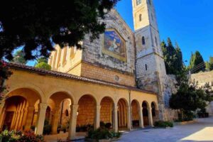 La situazione in Terra Santa continua a degenerare, con attacchi diretti ai luoghi di culto cristiani e musulmani, un segnale preoccupante della crescente violenza e intolleranza nella regione