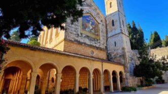 La situazione in Terra Santa continua a degenerare, con attacchi diretti ai luoghi di culto cristiani e musulmani, un segnale preoccupante della crescente violenza e intolleranza nella regione