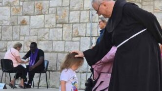 Il tratto distintivo dell’autore è la capacità di coniugare rigore intellettuale e semplicità evangelica