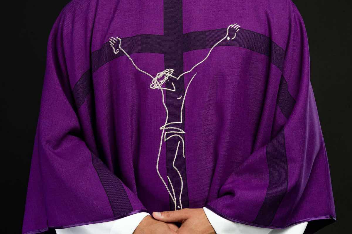 Il colore viola dei paramenti richiama la sobrietà e l’attesa