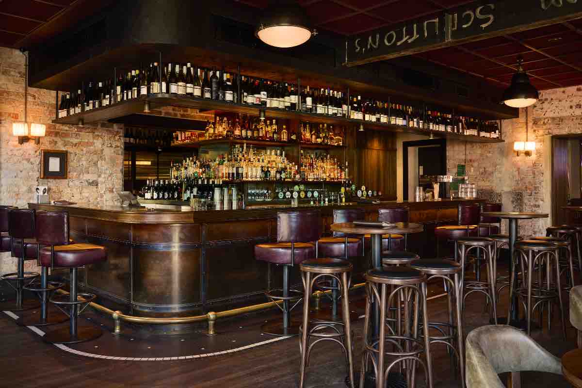 Il suo approccio non tradizionale ha colpito il pubblico, che si è trovato a connettersi con questi inni cattolici, anche se non sempre praticano la fede attivamente