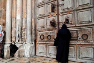 Il restauro delle porte non è solo un intervento tecnico, ma rappresenta un gesto di conservazione condiviso da tutte le principali denominazioni cristiane che gestiscono la basilica: Chiesa cattolica romana, Patriarcato greco-ortodosso, e le chiese armene, copte, siriaco-ortodosse ed etiope