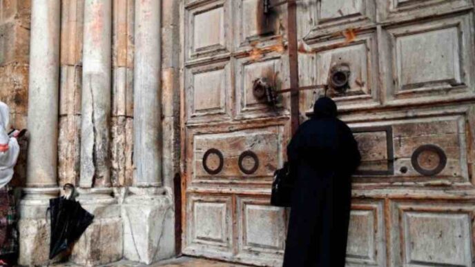 Il restauro delle porte non è solo un intervento tecnico, ma rappresenta un gesto di conservazione condiviso da tutte le principali denominazioni cristiane che gestiscono la basilica: Chiesa cattolica romana, Patriarcato greco-ortodosso, e le chiese armene, copte, siriaco-ortodosse ed etiope