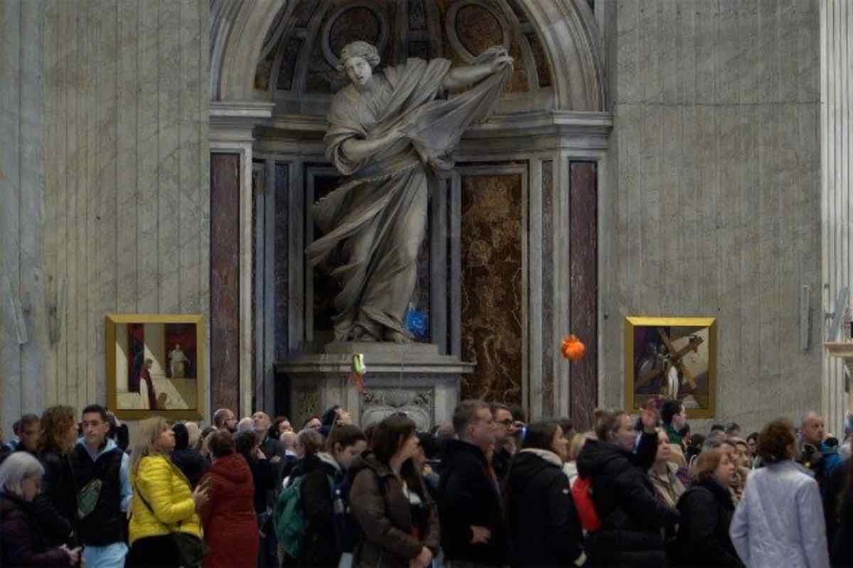 La gamma cromatica – ocra caldi, grigi e azzurri profondi – dialoga con il pavimento musivo e le superfici marmoree della Basilica