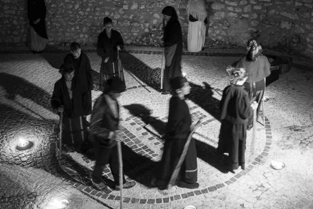 nutriva credenze superstiziose. Sua zia praticava la lettura dei tarocchi e sua madre possedeva numerosi amuleti