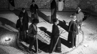 nutriva credenze superstiziose. Sua zia praticava la lettura dei tarocchi e sua madre possedeva numerosi amuleti