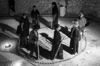 nutriva credenze superstiziose. Sua zia praticava la lettura dei tarocchi e sua madre possedeva numerosi amuleti