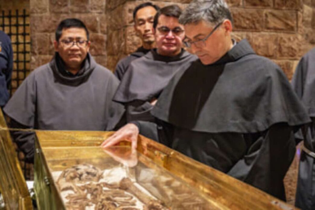 fascino di Francesco risiede nel modo in cui ha tradotto le parole di Cristo in azioni concrete.