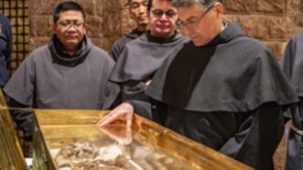 fascino di Francesco risiede nel modo in cui ha tradotto le parole di Cristo in azioni concrete.