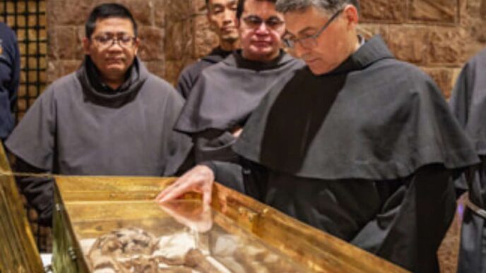 fascino di Francesco risiede nel modo in cui ha tradotto le parole di Cristo in azioni concrete.