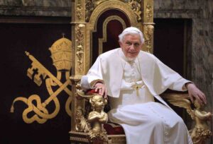 La visione profetica di Joseph Ratzinger torna al centro del dibattito sull’identità cristiana dell’Europa.