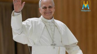 Papa Leone XIV sorride e saluta i fedeli