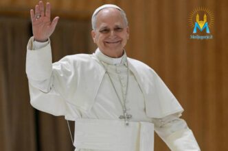 Papa Leone XIV sorride e saluta i fedeli