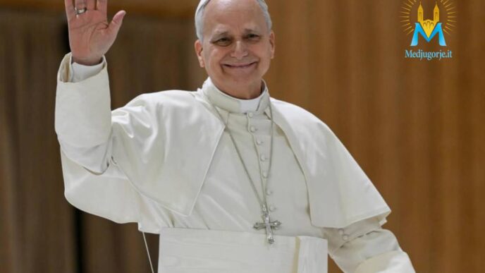 Papa Leone XIV sorride e saluta i fedeli