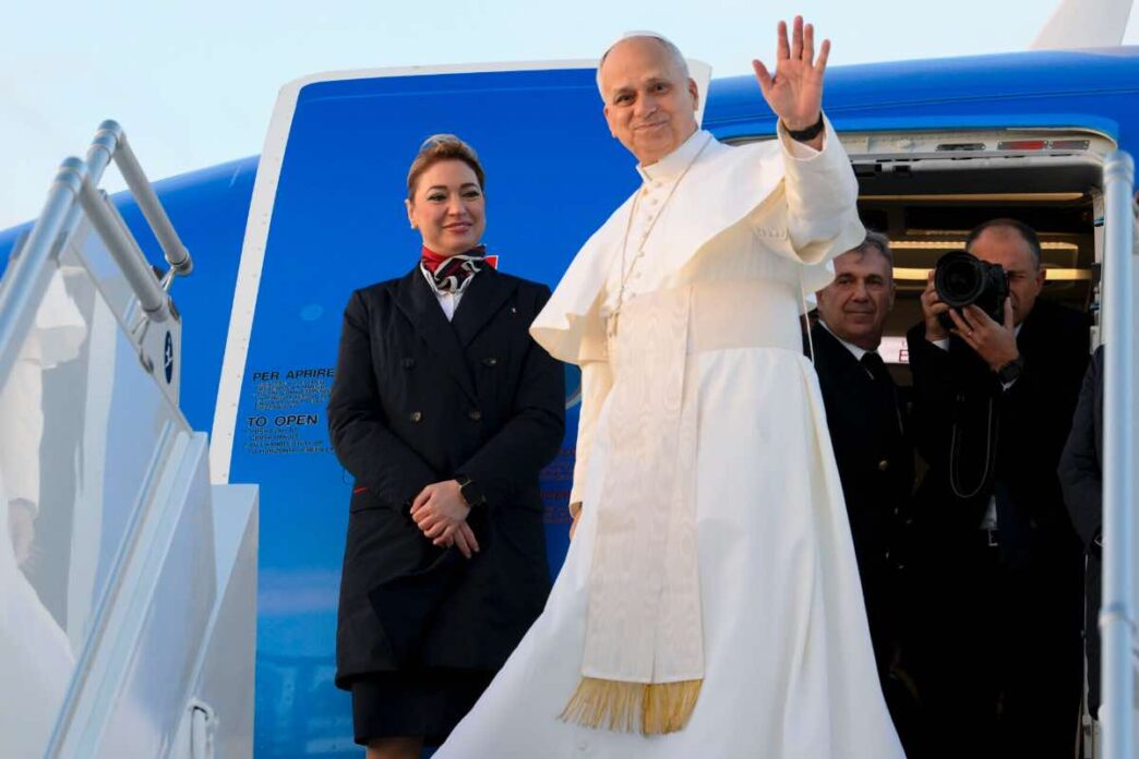 il Papa diventa un simbolo di speranza per chi vive in situazioni estreme, portando un messaggio universale di solidarietà