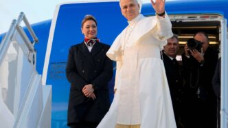 il Papa diventa un simbolo di speranza per chi vive in situazioni estreme, portando un messaggio universale di solidarietà