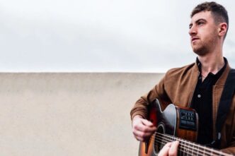 Luby ha iniziato a cantare “Here I Am, Lord” durante un concerto a Sydney, con il suo pubblico che si è subito unito al coro