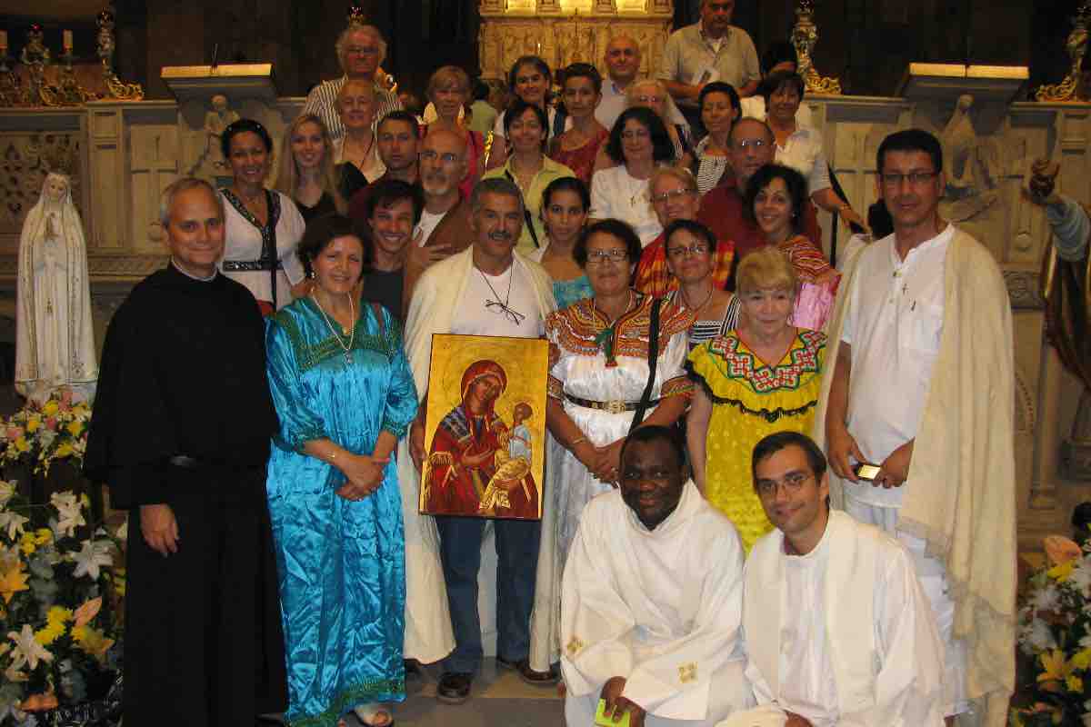 Le testimonianze di chi lo conosceva da vicino, come Padre Elías Neira e Padre Alejandro Moral Anton, confermano che Leone XIV è un uomo che sa ascoltare prima di decidere, ma non esita a prendere posizione quando è necessario