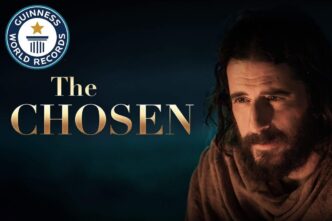 The Chosen, che racconta la vita di Gesù dal punto di vista dei suoi discepoli, ha recentemente fatto la storia con un riconoscimento senza precedenti. Con 125 traduzioni, è ufficialmente la serie televisiva più tradotta al mondo