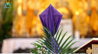 Crocifisso coperto con velo viola in chiesa durante la Quaresima, simbolo dei 40 giorni prima di Pasqua.
