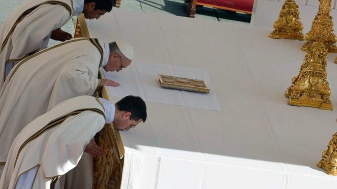 bacio altare sacerdote motivo