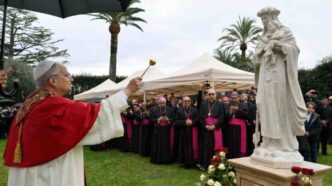 papa benedizione statua perù