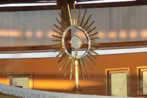 l'Eucaristia e la Resurrezione. In questo periodo dell’anno, la liturgia ci richiama alla celebrazione di un mistero che va ben oltre il semplice ricordo di un evento lontano nel tempo