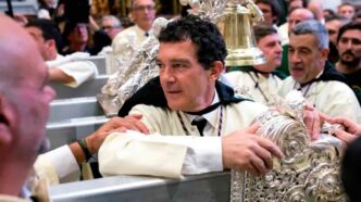 Antonio Banderas ha partecipato ancora una volta alla processione di María Santísima de Lágrimas y Favores, un appuntamento che si ripete ogni anno durante la Domenica delle Palme