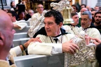 Antonio Banderas ha partecipato ancora una volta alla processione di María Santísima de Lágrimas y Favores, un appuntamento che si ripete ogni anno durante la Domenica delle Palme