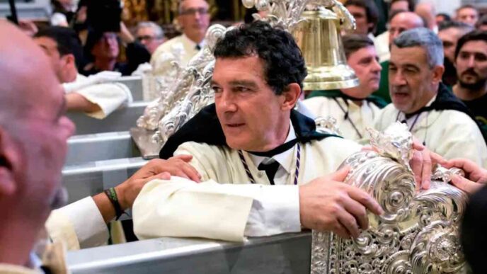 Antonio Banderas ha partecipato ancora una volta alla processione di María Santísima de Lágrimas y Favores, un appuntamento che si ripete ogni anno durante la Domenica delle Palme