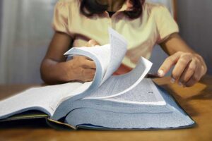 L'idea di aprire la Bibbia a caso per trovare risposte dalla Parola di Dio ha radici profonde nella tradizione cristiana. Non si tratta di una semplice superstizione, ma di un atto di fede profondo che può portare luce nella nostra vita spirituale. Tuttavia, è una pratica che va affrontata con prudenza