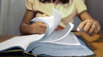 L'idea di aprire la Bibbia a caso per trovare risposte dalla Parola di Dio ha radici profonde nella tradizione cristiana. Non si tratta di una semplice superstizione, ma di un atto di fede profondo che può portare luce nella nostra vita spirituale. Tuttavia, è una pratica che va affrontata con prudenza