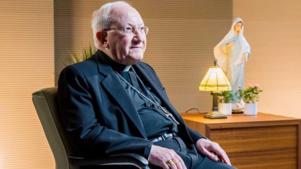 Il messaggio della Regina della Pace è nato qui a Medjugorje, dove la Vergine Maria ci invita incessantemente alla preghiera per la pace. In tempi di incertezze e conflitti, le sue parole risuonano forti: pregate, pregate, pregate. La pace è il frutto di una preghiera sincera e di azioni concrete. Non basta sperare che le cose cambino, bisogna intervenire: pregare il Rosario, assistere chi soffre e riflettere su come possiamo essere portatori di pace nel nostro mondo.