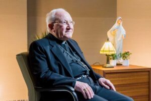 Il messaggio della Regina della Pace è nato qui a Medjugorje, dove la Vergine Maria ci invita incessantemente alla preghiera per la pace. In tempi di incertezze e conflitti, le sue parole risuonano forti: pregate, pregate, pregate. La pace è il frutto di una preghiera sincera e di azioni concrete. Non basta sperare che le cose cambino, bisogna intervenire: pregare il Rosario, assistere chi soffre e riflettere su come possiamo essere portatori di pace nel nostro mondo.