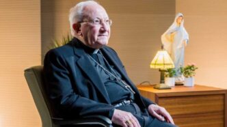 Il messaggio della Regina della Pace è nato qui a Medjugorje, dove la Vergine Maria ci invita incessantemente alla preghiera per la pace. In tempi di incertezze e conflitti, le sue parole risuonano forti: pregate, pregate, pregate. La pace è il frutto di una preghiera sincera e di azioni concrete. Non basta sperare che le cose cambino, bisogna intervenire: pregare il Rosario, assistere chi soffre e riflettere su come possiamo essere portatori di pace nel nostro mondo.