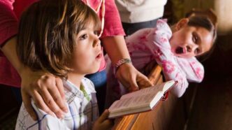 Portare i bambini a Messa è una delle sfide più grandi per ogni genitore, ma la verità è che, anche quando piangono o sono distratti, il loro cuore sta ricevendo una grazia che può cambiare tutto. Non è mai una "perdita di tempo"