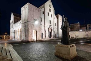 La Basilica di San Nicola è un simbolo di unità tra i cristiani di tutto il mondo. Dopo il trasferimento delle reliquie del santo da Myra a Bari nel 1087, la città pugliese è diventata un importante centro di pellegrinaggio per milioni di fedeli, cattolici e ortodossi