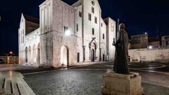 La Basilica di San Nicola è un simbolo di unità tra i cristiani di tutto il mondo. Dopo il trasferimento delle reliquie del santo da Myra a Bari nel 1087, la città pugliese è diventata un importante centro di pellegrinaggio per milioni di fedeli, cattolici e ortodossi