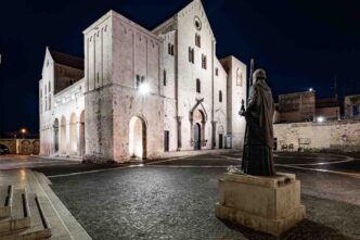 La Basilica di San Nicola è un simbolo di unità tra i cristiani di tutto il mondo. Dopo il trasferimento delle reliquie del santo da Myra a Bari nel 1087, la città pugliese è diventata un importante centro di pellegrinaggio per milioni di fedeli, cattolici e ortodossi